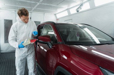 Otomatik renklendirici örneklerle araba boyası rengini seçer