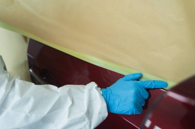 Boyamadan önce arabayı maskelemek veya cilalamak