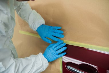 Yeniden boyamadan önce arabayı maskelemek veya cilalamak