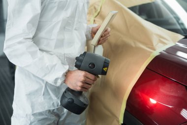 Adam arabanın rengine uyan lamba kullanır