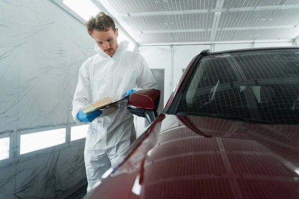 Auto Coloriste Dans Chambre Peinture Sélectionne Couleur Peinture Voiture Avec — Photo