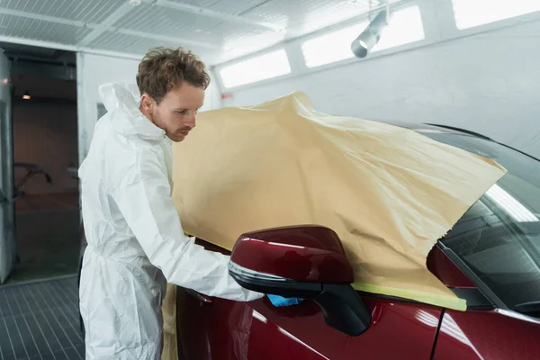 Zakrývající Auto Před Malováním Auto Malíř Připravuje Vozidlo Pro Lakování — Stock fotografie