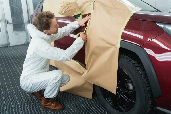 자동차화 페인트를 칠하기 테이프 차체를 마킹한다 보호용 양복을 기계는 차고에서 — 스톡 사진