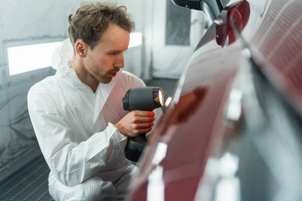 Male Auto Colorist Lamp Matches Car Color Garage — Stock Photo, Image