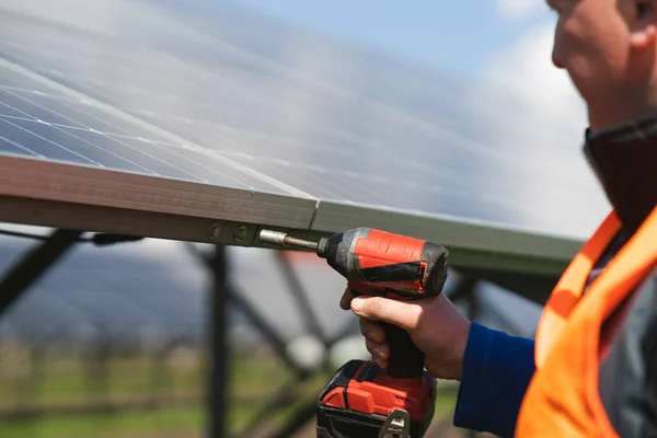 Vista Perto Engenheiro Que Aperta Parafusos Dos Painéis Solares Para — Fotografia de Stock