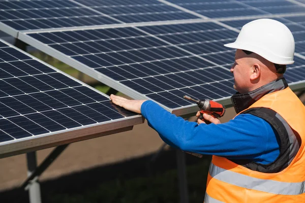 Trabalhador Usina Solar Com Chave Elétrica Suas Mãos Inspeciona Painéis — Fotografia de Stock