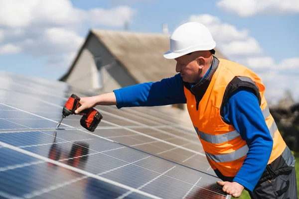 Homem Com Chave Fenda Instala Painéis Uma Usina Energia Solar — Fotografia de Stock