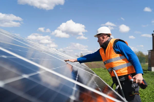 Człowiek Śrubokrętem Wiertniczym Instaluje Panele Elektrowni Słonecznej — Zdjęcie stockowe