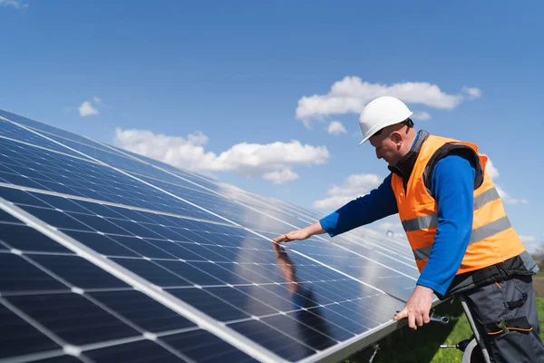Inżynier Elektrowni Słonecznej Przeprowadza Oględziny Paneli Słonecznych — Zdjęcie stockowe