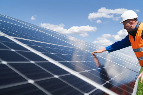 Engenheiro Usina Solar Faz Uma Inspeção Visual Painéis Solares — Fotografia de Stock