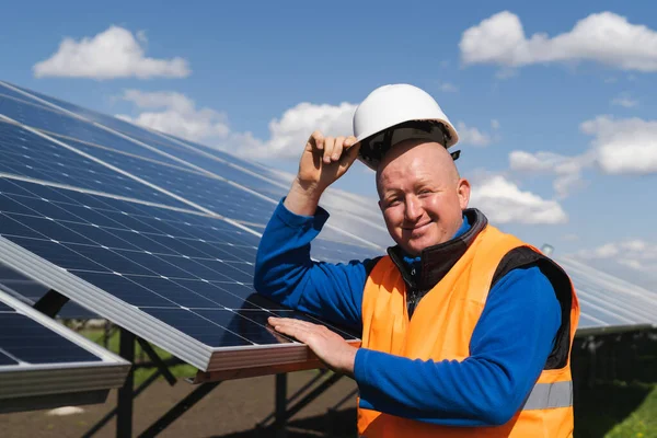 Retrato Trabalhador Fazenda Solar Encostado Aos Painéis — Fotografia de Stock