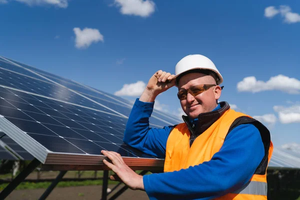 パネルにもたれている太陽光発電所の労働者の肖像 — ストック写真