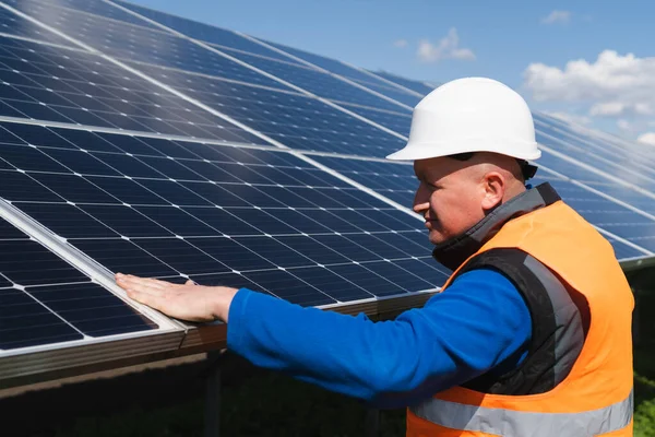 Trabalhador Fábrica Solar Inspecionando Painéis Fotovoltaicos Para Danos — Fotografia de Stock