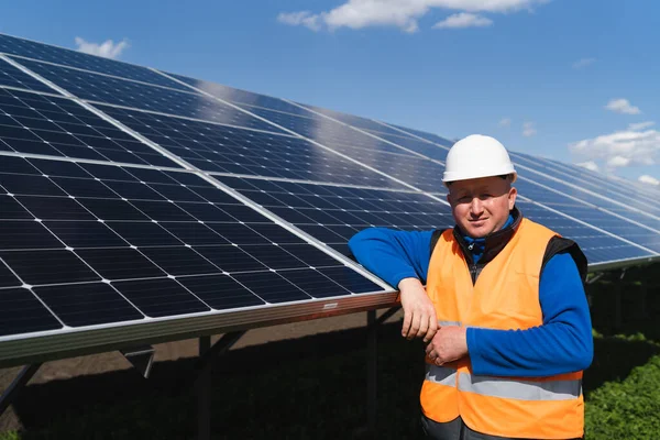 Retrato Trabalhador Uma Central Solar Masculina — Fotografia de Stock