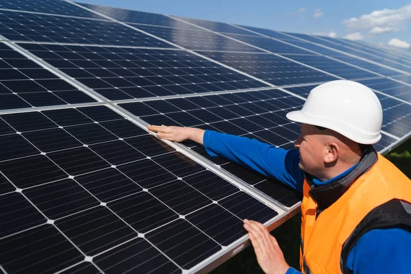 Pracovník Sluneční Elektrárny Klobouku Kontroluje Rukou Povrch Fotovoltaického Panelu Zda — Stock fotografie