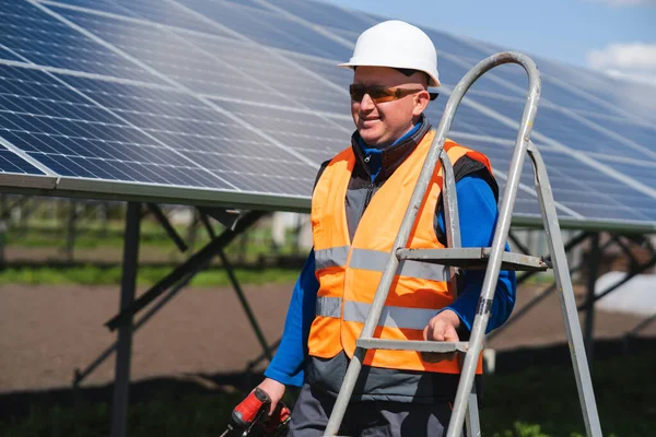 Trabalhador Estação Solar Transportando Escadote Conceito Manutenção Fazenda Painel Solar — Fotografia de Stock