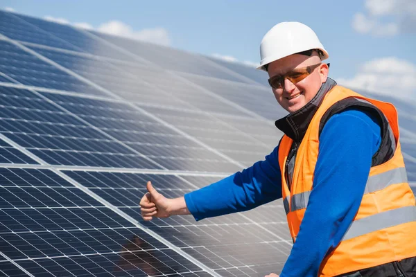 Człowiek Pracujący Elektrycznymi Panelami Słonecznymi Pokazuje Kciuki Górę — Zdjęcie stockowe