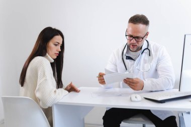 Doktor odasına bir hasta alıyor.