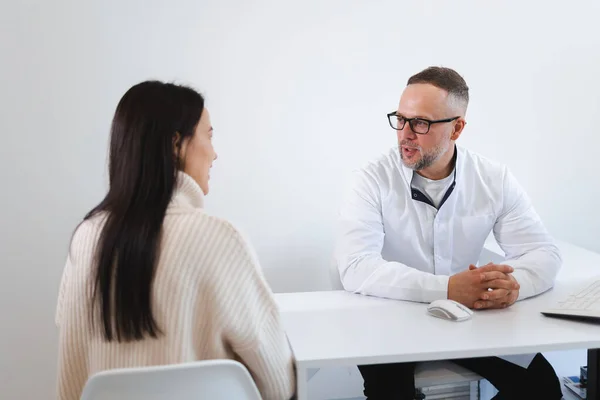 Médico Masculino Hablando Con Paciente Femenina — Foto de Stock