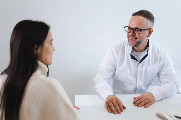 Médico Gafas Hablando Con Paciente Durante Cita Clínica — Foto de Stock