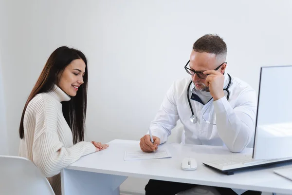 Médico Sexo Masculino Passar Uma Receita Para Paciente Mulher Consultório — Fotografia de Stock