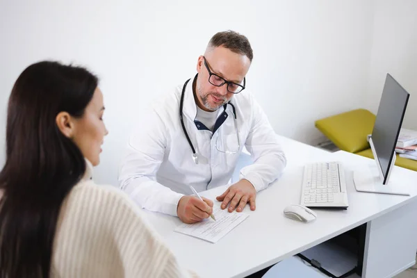 Doutor Escrevendo Uma Nota Prescrição Consultório Médico Mulher Consulta Médica — Fotografia de Stock