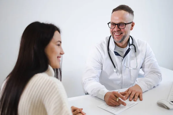 Mulher Durante Exame Médico Consultório Médico — Fotografia de Stock