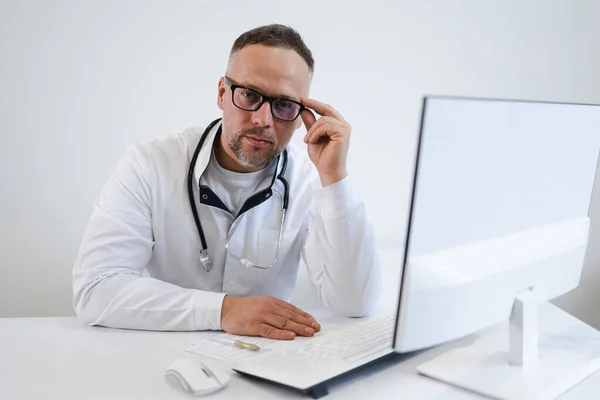 Retrato Médico Masculino Escritório Sentado Local Trabalho Laptop — Fotografia de Stock