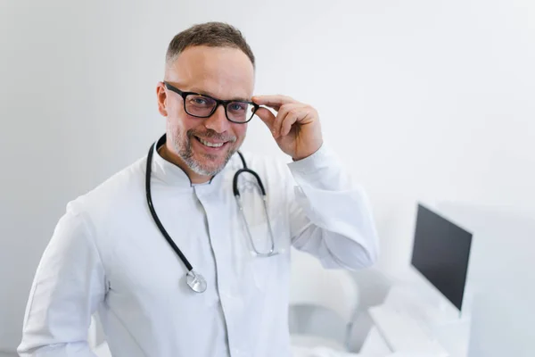 Retrato Médico Masculino Sorridente Uniforme Médico Branco Estetoscópio Óculos Olhar — Fotografia de Stock