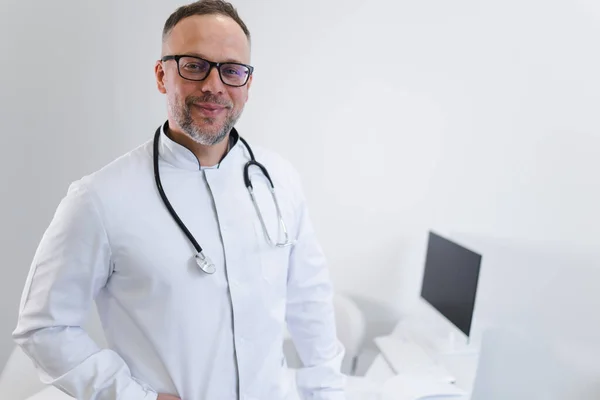 Retrato Belo Médico Masculino Caucasiano Meia Idade Clínica — Fotografia de Stock