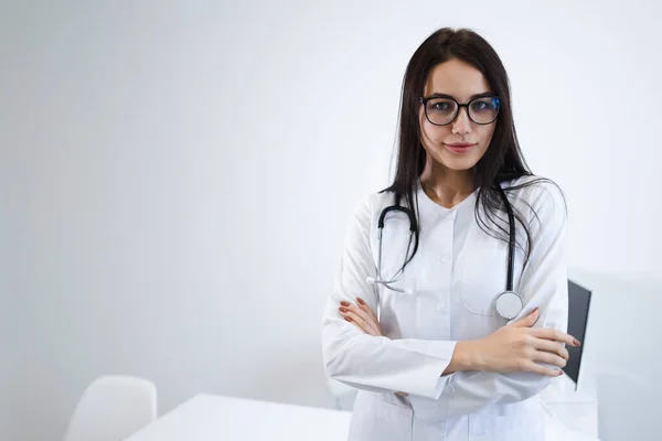 Confiante Médico Braços Cruzados Escritório — Fotografia de Stock