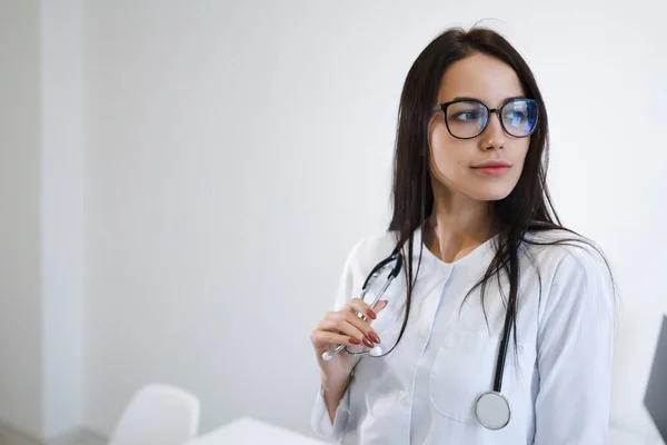 Retrato Médico Feminino Com Estetoscópio Bela Jovem Enfermeira Com Óculos — Fotografia de Stock