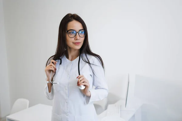Retrato Uma Bela Enfermeira Óculos Labcoat Branco — Fotografia de Stock