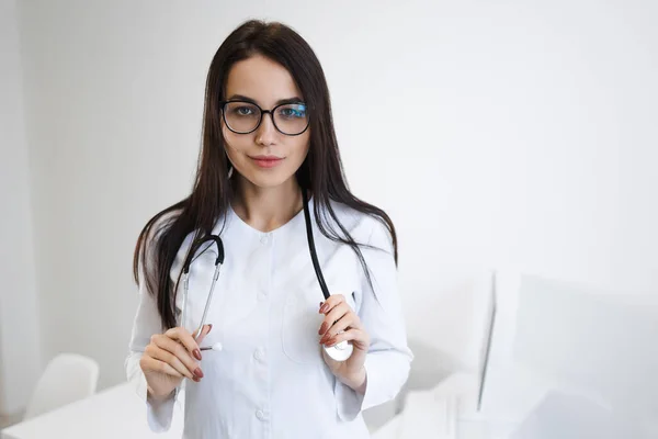 Jovem Mulher Bonita Médico Com Estetoscópio Torno Seu Pescoço Escritório — Fotografia de Stock