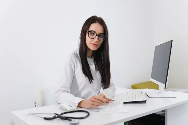 Médica Que Trabalha Escritório Com Documentos Médicos — Fotografia de Stock