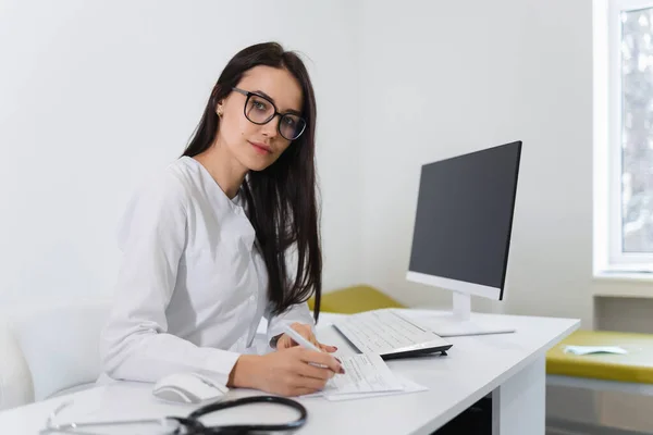 Jovem Assistente Médica Fazendo Papelada Escritório Clínica — Fotografia de Stock