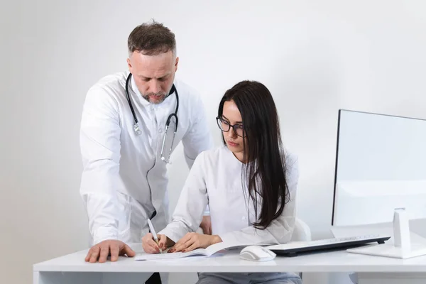 Jovem Médica Consulta Médico Chefe Sexo Masculino Dois Médicos Escritório — Fotografia de Stock