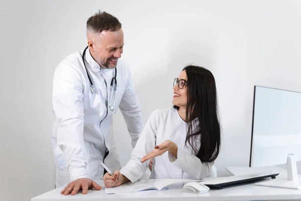 Jovem Médica Consulta Médico Chefe Sexo Masculino Dois Médicos Colegas — Fotografia de Stock