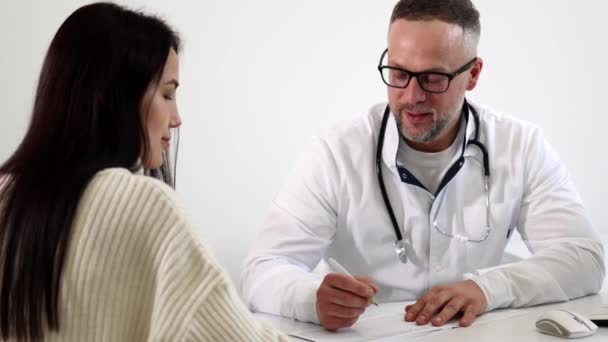 Lekarz Konsultuje Się Kobietą Wypisuje Receptę Dziewczyna Wizycie Lekarskiej — Wideo stockowe