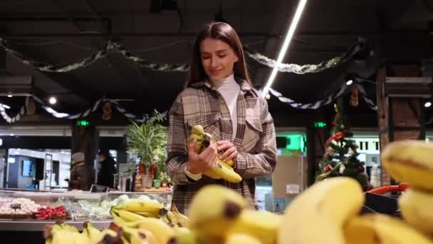 Wanita Muda Yang Positif Membeli Pisang Bagian Buah Supermarket — Stok Video