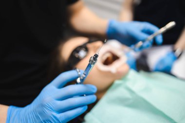 Diş hekimi, diş tedavisine başlamadan önce hastaya anestezi yapacak.