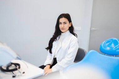 genç kadın dişçi ofisinde portresi