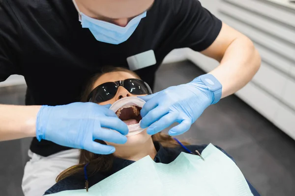 Kadın Diş Doktoru Hastaya Diş Tedavisi Için Ağız Genişletici Takıyor — Stok fotoğraf