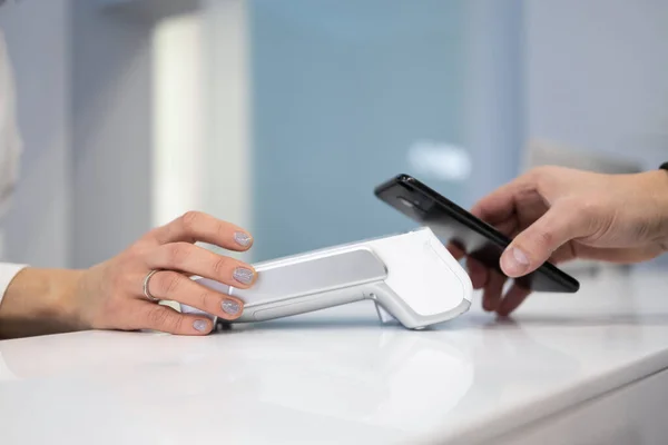 Müşteri Pos Terminalinde Nfc Teknolojisiyle Akıllı Telefonla Ödeme Yapıyor — Stok fotoğraf