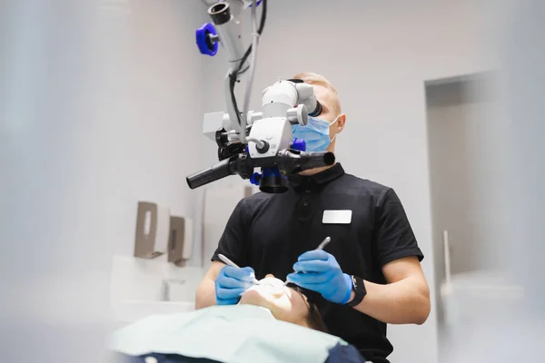 Jeune Dentiste Professionnel Utilise Microscope Pour Traiter Une Patiente Technologies — Photo