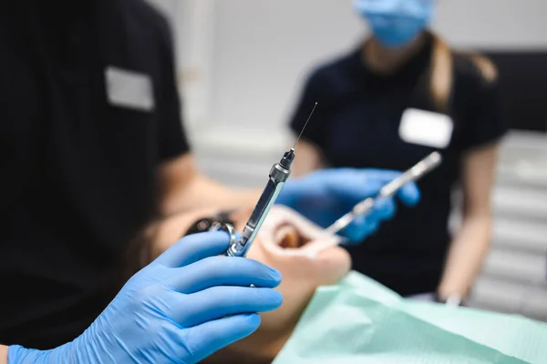 Dentiste Injecter Une Anesthésie Patient Avant Commencer Traitement Dentaire — Photo