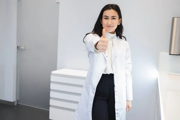 Positivo Jovem Médico Olhando Para Câmera Mostrando Polegares Para Cima — Fotografia de Stock