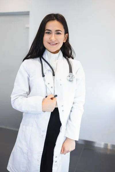 Retrato Atraente Jovem Médico Casaco Médico Branco — Fotografia de Stock