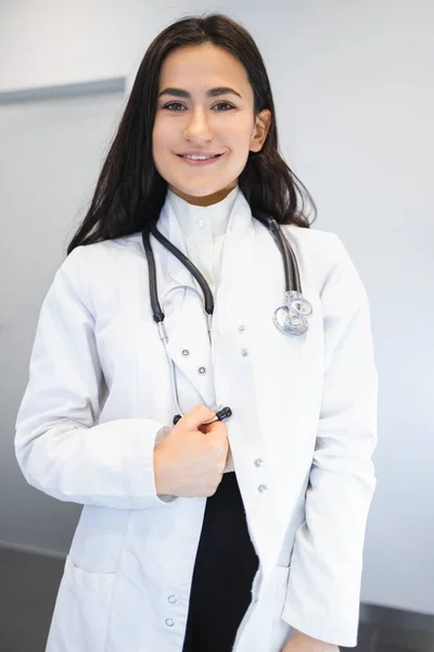 Retrato Atraente Jovem Médico Casaco Médico Branco — Fotografia de Stock