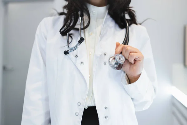 Médica Feminina Irreconhecível Com Estetoscópio Volta Pescoço — Fotografia de Stock